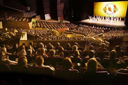 '图2：二零一七年三月十五日，神韵世界艺术团在法国尼斯（Nice）卫城剧院（Nice