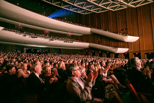 图2：二月二十八日和三月一日，神韵北美艺术团在维吉尼亚州诺福克克莱斯勒厅（Chrysler Hall）的演出爆满。图为三月一日演出爆满的盛况。