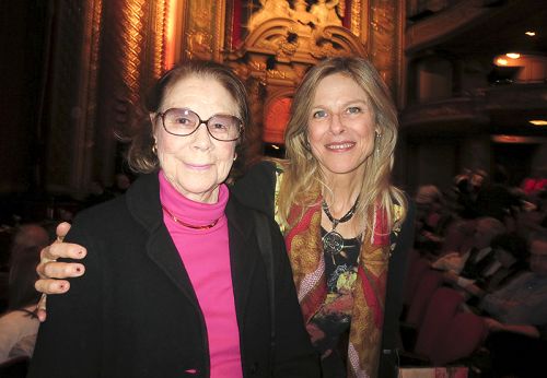 图11：著名音乐家Elisabeth Cutler女士（右）与画家兼艺术家Bea女士（左）结伴欣赏了神韵演出后表示，她从神韵故事中感受到爱与慈悲。