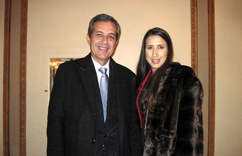 图12：巴西的一家跨国投资发展公司的区域主管Eneas Viriato与女儿Patricia Viriato都表示非常喜欢神韵展现的天堂圣境。