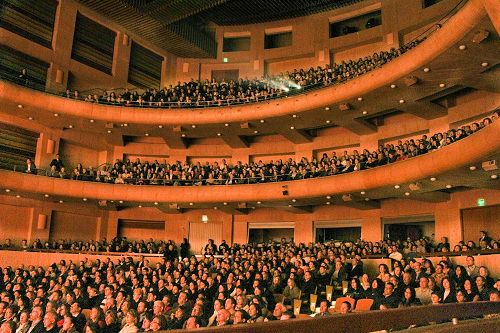 '图1：二零一七年四月八日，美国神韵巡回艺术团在哥伦比亚波哥大新落成的圣多明哥大剧院的演出大爆满的盛况。'