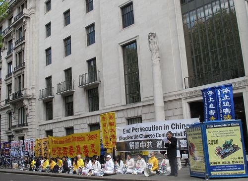'图1：二零一七年四月二十二日，英国法轮功学员在伦敦中使馆前集会纪念 “四·二五”，呼吁停止迫害'