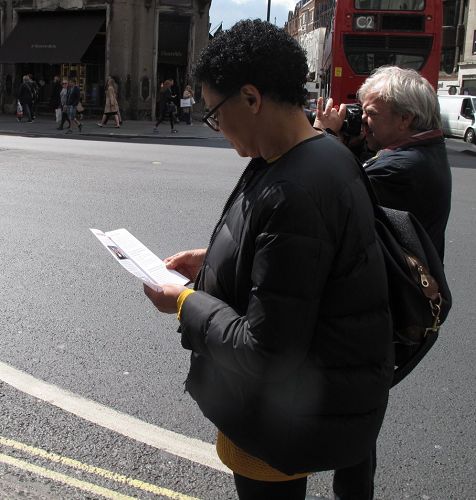 '图15：二零一七年四月二十二日，喜欢打坐的英国女士卡罗尔在伦敦摄政大街巧遇法轮功，感受到法轮功队伍发出的平和能量'