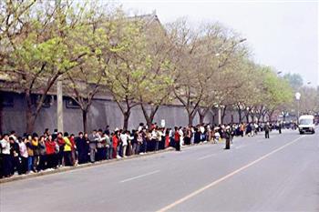 一九九九年四月二十五日逾万名法轮功学员到北京和平上访