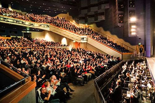 '图2：美国神韵世界艺术团在英国伯明翰国际会议中心（ICC）的二场演出连续爆满。图为三月二十六日演出的盛况。'