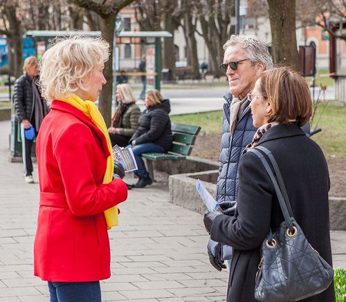 '图2：法轮功学员在瑞典举办信息日活动，向当地居民面对面讲述法轮功真相'