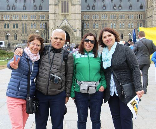 '图11：来自美国的Inci（右二）带着她居住在欧洲的家人一起到加拿大旅游，他们表示支持法轮功学员反迫害，制止活摘。'