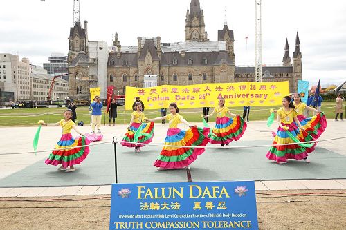'图4：法轮功学员在国会山前载歌载舞庆祝 “世界法轮大法日”'