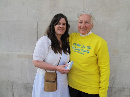 '图1：二零一七年五月七日，特拉法加广场（Trafalgar Square）北台阶，在“5·13世界法轮大法日”庆祝活动结束后，两位西人女法轮功学员丹诺莎（Danosha，右侧一位）和洛琳（Lorraine）在愉快交谈'