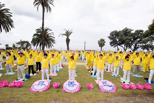 '图2～5：大洛杉矶地区的法轮功学员以集体炼功拉开了当天庆祝“世界法轮大法日”活动的序幕。'