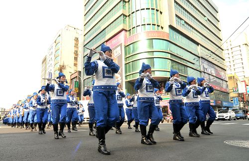 台湾天国乐团参与桃园管乐嘉年华管乐踩街。