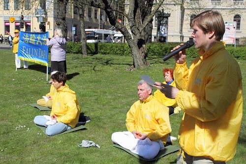 图1-2：拉脱维亚（Latvia）法轮功学员在拉脱维亚大学和国家歌剧院之间的公园里举行的法轮大法活动