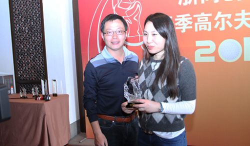 图7：孙茜（右）参加浙商创投杯2012春季高尔夫邀请赛，获女子“总杆季军”。（网路照片）
