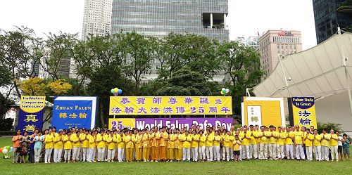 '图1：二零一七年五月二日，新加坡法轮功学员在芳林公园庆祝即将来临的世界法轮大法日。图为学员们集体合影，虔敬合十，恭祝师尊生日快乐。'