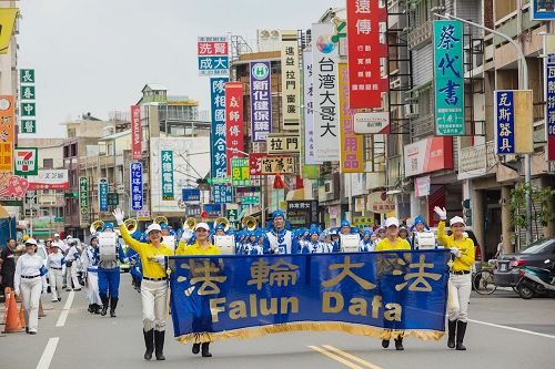 '图2：台湾法轮大法天国乐团受邀参加了台南市政府举办一年一度的“管乐艺术季”开幕大游行。'