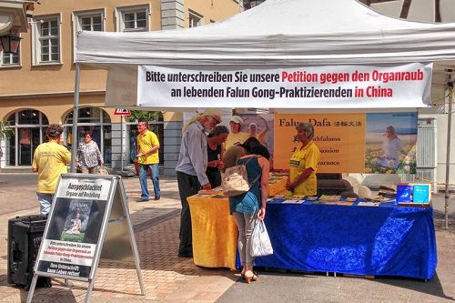 '图2：二零一七年六月三日，德国西南部莱茵兰-普法尔茨州的法轮功学员在酒路新城（Neustadt an der Weinstrasse）举办信息日，传播法轮功的真相，同时征集“反对中共强摘器官”的签名。'