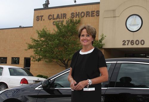 '图3：美国密歇根州圣克莱尔海岸（St. Clair Shores）市第65届阵亡将士纪念日活动主席Cheryl Furdos女士说，特别奖是由评审员们精挑细选出来的。必须是出类拔萃、超过所有其它的游行方阵才能获得此殊荣。'