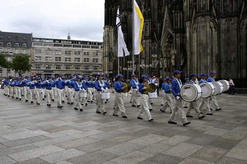 天国乐团打头阵，从科隆大教堂前出发，开始了在科隆市中心的游行。