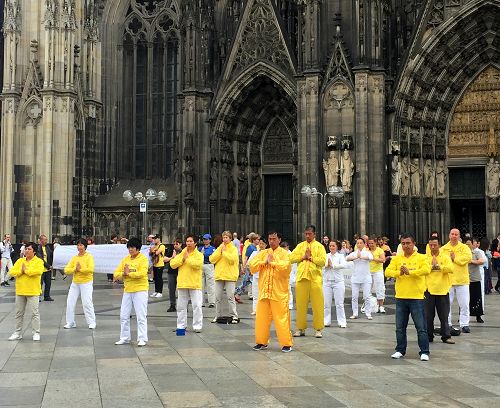 法轮功学员在科隆大教堂前演示功法。