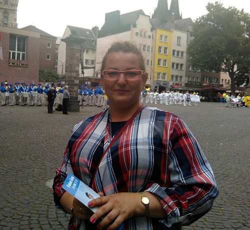 德文老师Barbara Rundna-Kaminska为受到迫害的法轮功学员流泪。
