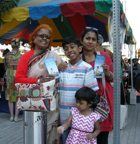 '图5：孟加拉医生Shambi Aich女士（后排右）及家人'