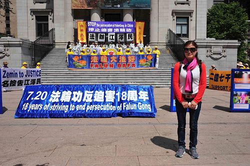'图14：杜雪琴女士来自中国福建省，她表示对法轮功的敬意。'