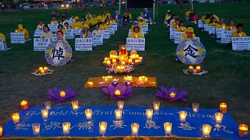 '图6～7：日落后，法轮功学员们点燃蜡烛，纪念为坚持信仰被迫害致死的同修们'