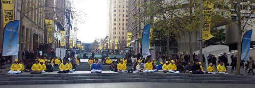 图1：二零一七年七月十九日，在法轮功反迫害十八周年之际，悉尼各界民众和众多法轮功学员在金融和政界聚集地马丁广场（Martin Place）举办活动