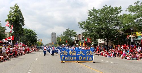 图1-4：多伦多天国乐团参加了密西沙加市的加拿大国庆日大游行（Port Credit Canada Day parade）。