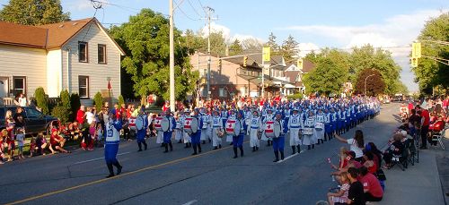 图05：多伦多天国乐团下午赶到距离多伦多150公里的斯特拉特福（Stratford）参加当地7点的游行（Stratford Canada Day Parade）。