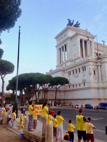 '图1～2：意大利法轮功学员在威尼斯广场举办七二零反迫害活动'
