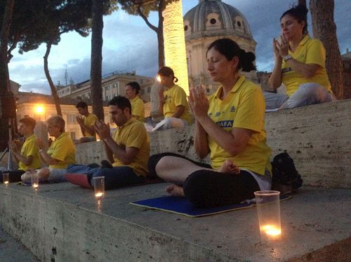 '图3：意大利学员们的烛光悼念活动'