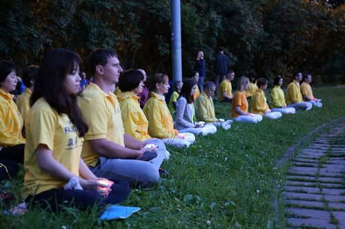 '图8：烛光守夜悼念在中国被非法迫害致死的法轮功学员。'