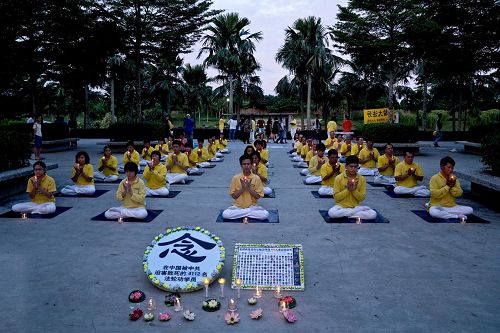 '图8～9：七月十六日傍晚，马来西亚柔佛州新山法轮功学员在Adda Heights公园提前举行720悼念活动。'