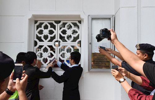 '图12～13：法轮功学员代表到中共驻马大使馆递交抗议信。'