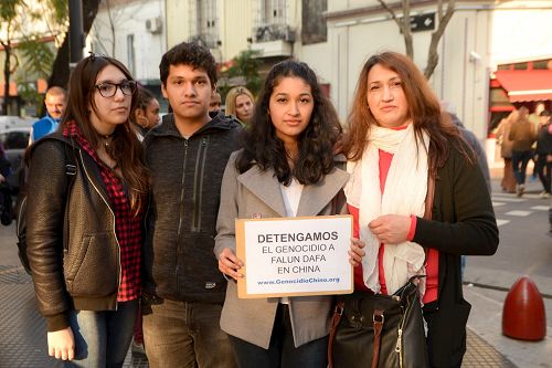 '图11：七月二十二日和二十三日，阿根廷学员又来到了布宜诺斯艾利斯的唐人街讲真相和征签。'