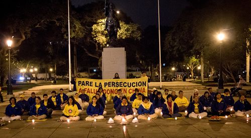 图3-4：秘鲁法轮功学员们点起了烛光，悼念被中共迫害致死的中国大陆同修，并呼吁早日制止迫害。