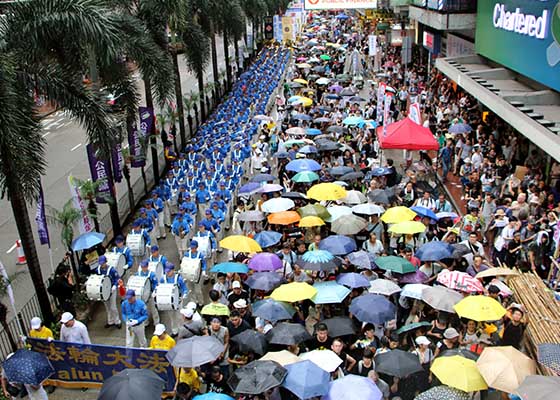 香港七一大游行 法轮功学员展风采