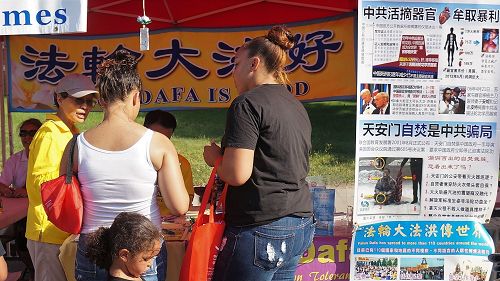 “图2：波士顿南郊华人聚居的昆西市中秋节庆上的法轮功展位”