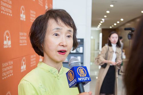 '图7：庆北大学音乐系教授郑旭姬盛赞神韵音乐，表示对中国人来说，是更大的慰藉。'