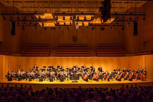'图9：神韵交响乐团于9月18日晚间，在韩国高阳Aram演唱会大厅举行第二场的压轴演出。'
