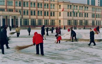 '图8：每逢下雪时，晨炼的学员都要把整个市政广场的雪打扫干净（一九九七年拍摄）'