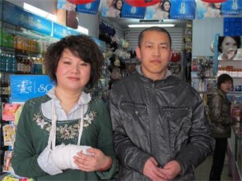 '图16：四年后李双南夫妇的合影，他的媳妇同年在车祸中右手骨折 （二零一零年拍摄）'