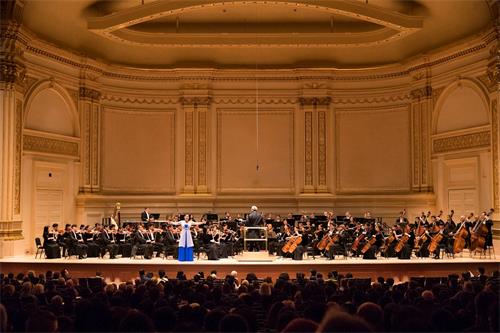 '图3：二零一八年十月七日下午，神韵交响乐团莅临纽约卡耐基音乐厅 演出。图为女高音歌唱家耿皓蓝正在演唱。'