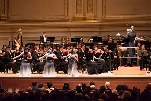 '图4：二零一八年十月七日下午，神韵交响乐团连续第七年在纽约卡耐基音乐厅演出。图为二胡演奏家戚晓春，王真，于小航正在演奏。'