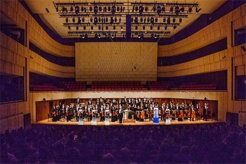 '图1：二零一八年九月三十日下午，神韵交响乐团在韩国大邱音乐厅的演出。'