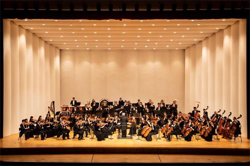 '图2：二零一八年十月二日晚间，神韵交响乐团在韩国大田音乐厅的演出。'