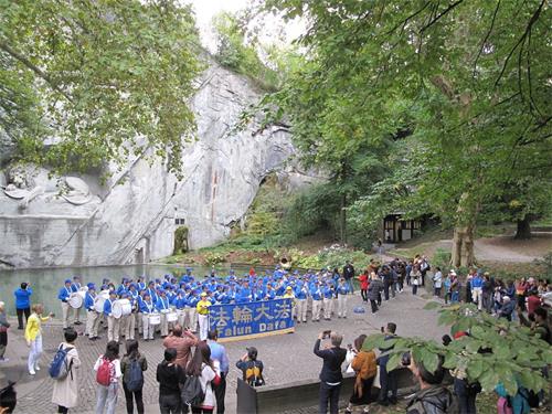 '图5～6：二零一八年十月六日，“欧洲天国乐团” 在卢塞恩狮子纪念碑前演奏'