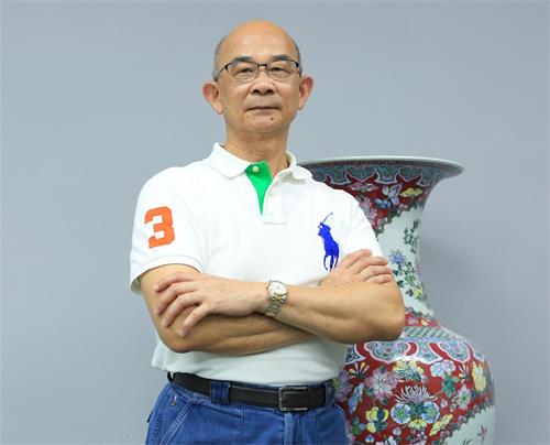 '图4：从跨国企业年兴纺织退休之后，黄士坤受聘在大学授课，并且自营新技公司。'