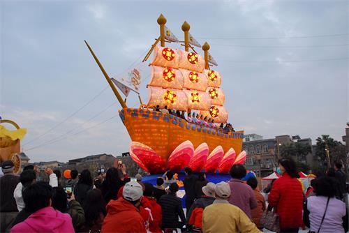 '图1：法轮功学员制作的花灯参加台湾灯会展出，受到民众欢迎'